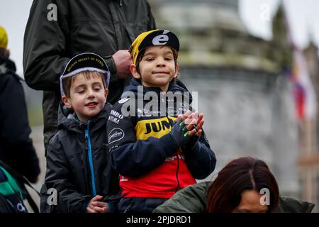 Brugge, Belgique. 02nd avril 2023. Fans de cyclisme photographiés au début de la course masculine du 'ronde van Vlaanderen/ Tour des Flandres/ Tour de Flandre', 273,4km de Brugge à Oudenaarde, dimanche 02 avril 2023. BELGA PHOTO DAVID PINTENS crédit: Belga News Agency/Alay Live News Banque D'Images