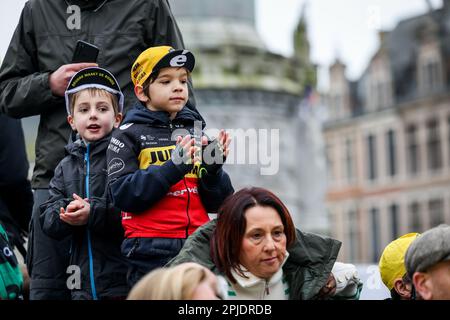 Brugge, Belgique. 02nd avril 2023. Fans de cyclisme photographiés au début de la course masculine du 'ronde van Vlaanderen/ Tour des Flandres/ Tour de Flandre', 273,4km de Brugge à Oudenaarde, dimanche 02 avril 2023. BELGA PHOTO DAVID PINTENS crédit: Belga News Agency/Alay Live News Banque D'Images