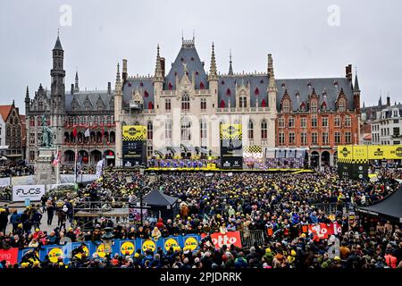 Brugge, Belgique. 02nd avril 2023. Fans de cyclisme photographiés au début de la course masculine du 'ronde van Vlaanderen/ Tour des Flandres/ Tour de Flandre', 273,4km de Brugge à Oudenaarde, dimanche 02 avril 2023. BELGA PHOTO DIRK WAEM crédit: Belga News Agency/Alay Live News Banque D'Images