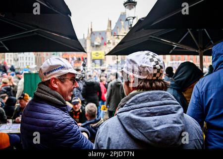 Brugge, Belgique. 02nd avril 2023. Fans de cyclisme photographiés au début de la course masculine du 'ronde van Vlaanderen/ Tour des Flandres/ Tour de Flandre', 273,4km de Brugge à Oudenaarde, dimanche 02 avril 2023. BELGA PHOTO DIRK WAEM crédit: Belga News Agency/Alay Live News Banque D'Images