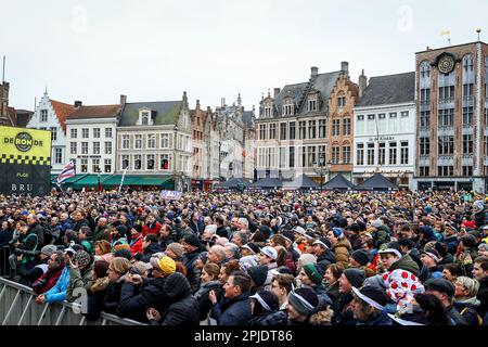 Brugge, Belgique. 02nd avril 2023. Fans de cyclisme photographiés au début de la course masculine du 'ronde van Vlaanderen/ Tour des Flandres/ Tour de Flandre', 273,4km de Brugge à Oudenaarde, dimanche 02 avril 2023. BELGA PHOTO DAVID PINTENS crédit: Belga News Agency/Alay Live News Banque D'Images