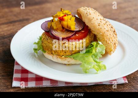 Pois chiches maison, hamburgers de Broccoli sur petits pains Banque D'Images