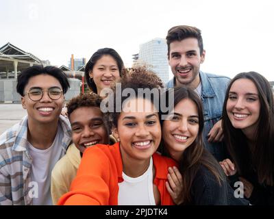 Perspective selfie d'un groupe de jeunes étudiants divers amis ayant du plaisir Banque D'Images
