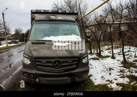 Ambulance militaire utilisée par l'équipe médicale du bataillon de sich des Carpates pour évacuer les soldats ukrainiens blessés ou tués du front Banque D'Images