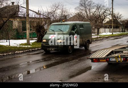 Ambulance militaire utilisée par l'équipe médicale du bataillon de sich des Carpates pour évacuer les soldats ukrainiens blessés ou tués du front Banque D'Images