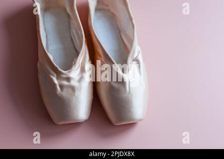 ballerines coulant sur fond rose-élégantes chaussures de ballerine pour une vue de dessus de danse Banque D'Images