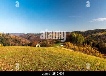 Belle matinée d'automne sur Filipka dans les montagnes Slezske Beskydy en République tchèque Banque D'Images