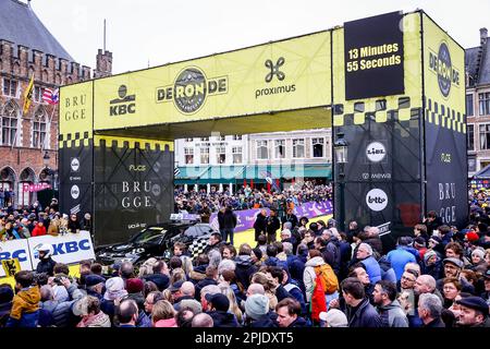 Brugge, Belgique. 02nd avril 2023. L'illustration montre le début de la course masculine du 'ronde van Vlaanderen/ Tour des Flandres/ Tour de Flandre' d'une journée, 273,4km de Bruges à Oudenaarde, dimanche 02 avril 2023. BELGA PHOTO DAVID PINTENS crédit: Belga News Agency/Alay Live News Banque D'Images