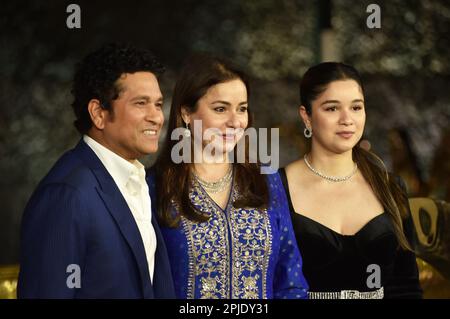 Mumbai, Inde. 31st mars 2023. L'ancien Cricketer International indien Sachin Tendulkar avec sa femme Anjali Tendulkar et leur fille Sara Tendulkar assistent au premier jour des ouvertures du centre culturel Nita Mukesh Ambani à Mumbai, Inde, 31 mars 2023. (Photo par Indranil Aditya/NurPhoto) Credit: NurPhoto SRL/Alay Live News Banque D'Images