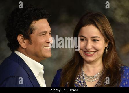 Mumbai, Inde. 31st mars 2023. L'ancien Cricketer International indien Sachin Tendulkar (L) et son épouse Anjali Tendulkar (R) assistent à la première journée des ouvertures du centre culturel Nita Mukesh Ambani à Mumbai, Inde, 31 mars 2023. (Photo par Indranil Aditya/NurPhoto)0 crédit: NurPhoto SRL/Alay Live News Banque D'Images