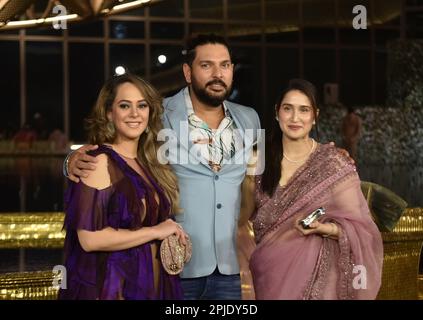 Mumbai, Inde. 31st mars 2023. Yuvraj Singh, ancien cricketer international indien pose pour une photo avec sa famille le premier jour des ouvertures du centre culturel Nita Mukesh Ambani à Mumbai, Inde, 31 mars 2023. (Photo par Indranil Aditya/NurPhoto)0 crédit: NurPhoto SRL/Alay Live News Banque D'Images