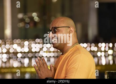 Le monastique indien Gaur Gopal Das réagit le premier jour de l'ouverture du centre culturel Nita Mukesh Ambani à Mumbai, en Inde. 31st mars 2023. (Photo par Indranil Aditya/NurPhoto) Credit: NurPhoto SRL/Alay Live News Banque D'Images