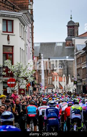 Brugge, Belgique. 02nd avril 2023. L'illustration montre le début de la course masculine du 'ronde van Vlaanderen/ Tour des Flandres/ Tour de Flandre' d'une journée, 273,4km de Bruges à Oudenaarde, dimanche 02 avril 2023. BELGA PHOTO DIRK WAEM crédit: Belga News Agency/Alay Live News Banque D'Images