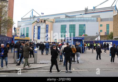 Londres, Royaume-Uni. 1st avril 2023. Les fans arrivent au stade avant le match de la Premier League à Stamford Bridge, Londres. Le crédit photo devrait se lire: Paul Terry/Sportimage crédit: Sportimage/Alay Live News Banque D'Images