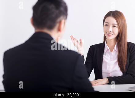 Gestionnaire d'entreprise interviewant les jeunes femmes candidates au bureau Banque D'Images