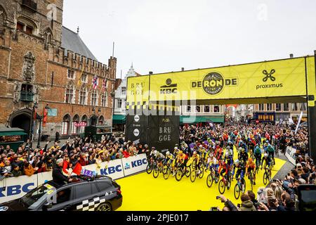 Brugge, Belgique. 02nd avril 2023. Le pack de cavaliers photographiés au début de la course masculine du 'ronde van Vlaanderen/ Tour des Flandres/ Tour de Flandre', 273,4km de Brugge à Oudenaarde, dimanche 02 avril 2023. BELGA PHOTO DAVID PINTENS crédit: Belga News Agency/Alay Live News Banque D'Images