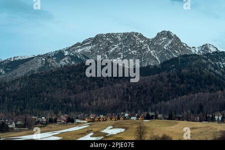 Kościelisko le soir. Maisons éclairées. Vue sur Giewont. Tatras de l'Ouest. Début du printemps Banque D'Images