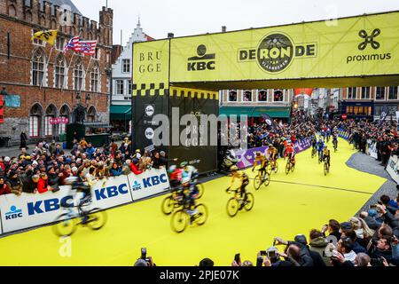 Brugge, Belgique. 02nd avril 2023. Illustration prise au début de la course masculine du 'ronde van Vlaanderen/ Tour des Flandres/ Tour de Flandre', 273,4km de Brugge à Oudenaarde, dimanche 02 avril 2023. BELGA PHOTO DAVID PINTENS crédit: Belga News Agency/Alay Live News Banque D'Images