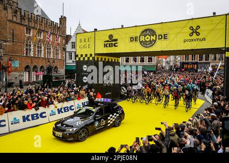 Brugge, Belgique. 02nd avril 2023. Le pack de cavaliers photographiés au début de la course masculine du 'ronde van Vlaanderen/ Tour des Flandres/ Tour de Flandre', 273,4km de Brugge à Oudenaarde, dimanche 02 avril 2023. BELGA PHOTO DAVID PINTENS crédit: Belga News Agency/Alay Live News Banque D'Images