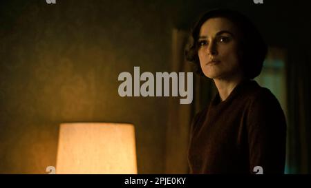 KEIRA KNIGHTLEY à BOSTON STRANGLER (2023), dirigé par MATT RUSKIN. Crédit: 20th CENTURY STUDIOS / Album Banque D'Images
