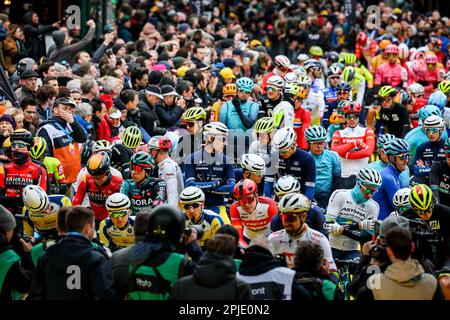 Brugge, Belgique. 02nd avril 2023. L'illustration montre le début de la course masculine du 'ronde van Vlaanderen/ Tour des Flandres/ Tour de Flandre' d'une journée, 273,4km de Bruges à Oudenaarde, dimanche 02 avril 2023. BELGA PHOTO DAVID PINTENS crédit: Belga News Agency/Alay Live News Banque D'Images