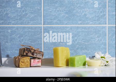 Encore la vie avec des barres de savon pressés à froid organique avec des ingrédients à base de plantes et des huiles essentielles pour la pureté, les soins de la peau et du corps Banque D'Images