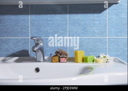 Encore la vie avec les barres de savon bio pressé à froid écologique avec des ingrédients naturels sur le lavabo de salle de bains Banque D'Images