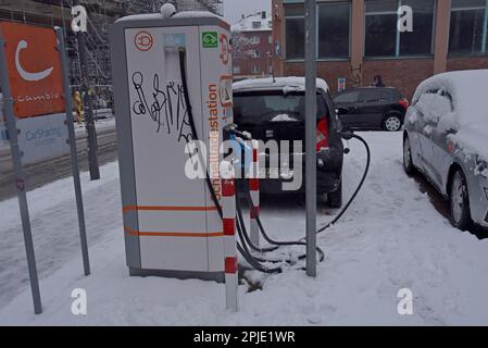 Voitures électriques en charge à une station de partage de voitures de Cambio à Aix-la-Chapelle, Allemagne, janvier 2022 Banque D'Images