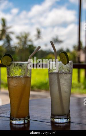 Deux verres avec une limonade maison froide Banque D'Images