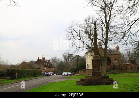 War Memorial avec l'hôtel George en arrière-plan Lower Brailes Warwickshire Angleterre royaume-uni. Banque D'Images