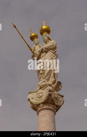 Statue de Vierge Marie et l'Enfant Jésus avec des couronnes en or l'horizontale Banque D'Images