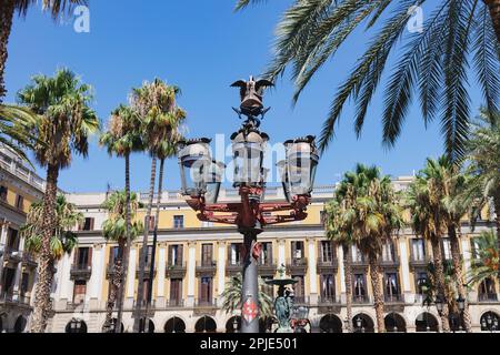 Détail d'une lampe de rue urbaine à Placa Reial, place Royale dans le Barri Gòtic de Barcelone, Espagne. Banque D'Images