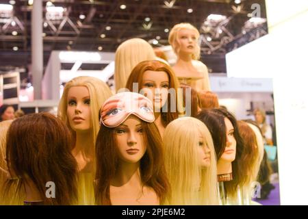 Düsseldorf, Allemagne. 01st avril 2023. Une vue générale des différents types de perruques est vue au centre d'exposition de Düsseldorf, en Allemagne, sur 1 avril 2023, lors du salon de Beauté de Düsseldorf. (Photo par Ying Tang/NurPhoto) Credit: NurPhoto SRL/Alay Live News Banque D'Images