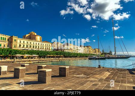 Grand port de Syracuse, les palais surplombant la mer et le forum Vittorio Emanuele II sur l'île d'Ortigia. Syracuse, Sicile, Italie, Europe Banque D'Images