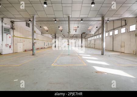 Hall spacieux et vide avec poutres et lampes en métal préparés pour un parking ou une usine. Solution concept pour le manque de places de parking en ville Banque D'Images