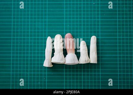 Parties de doigts de silicone artificiels prothétiques dans l'atelier de prothèse Banque D'Images