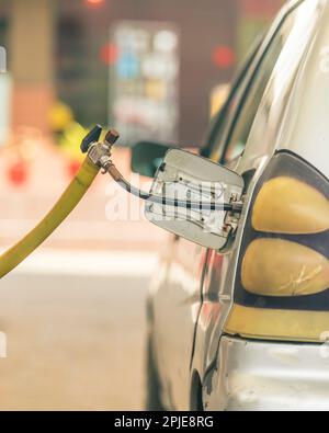 Karachi pakistan 2021, buse de gaz GNC remplissant le gaz dans une voiture, prix du carburant, stations-service au pakistan, faible profondeur de champ Banque D'Images