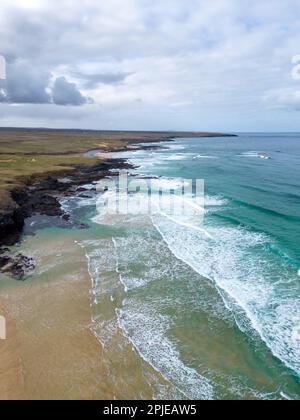 Vue ériale des vagues brisées et de la mer turquoise formant des motifs naturels le long d'une plage de sable isolée sur l'île de Lewis, en Écosse. Banque D'Images