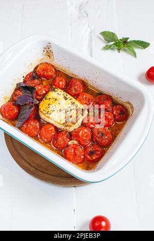 Fetapasta. Recette de pâtes à la mode de la Fêta virale faite de tomates cerises, de feta, d'ail et d'herbes dans un plat de cocotte. Banque D'Images