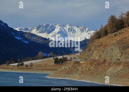 Montagnes autour du lac Reschen dans le Sudtirol un matin d'hiver ensoleillé. Banque D'Images