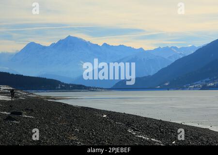 Montagnes bleues autour du lac Reschen dans le Sudtirol le matin d'hiver. Banque D'Images