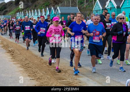 Bournemouth, Dorset, Royaume-Uni. 2nd avril 2023. Les coureurs participent à la course de la baie de Bournemouth, qui date de 40th ans, pour faire un demi-marathon, une course de 10k, une course de 5k ou une course d'amusement pour 1k enfants le long du front de mer de Bournemouth. Les participants, encouragés à porter une robe de fantaisie des années 80 pour marquer l'énorme étape, obtiennent une vue imprenable sur la côte tandis qu'ils participent à la collecte de fonds essentiels pour les organismes de bienfaisance locaux. 10k coureurs. Crédit : Carolyn Jenkins/Alay Live News Banque D'Images