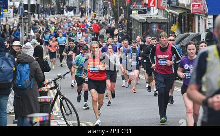 Brighton UK 2nd avril 2023 - des milliers de coureurs participent au marathon de Brighton à travers les rues et le bord de mer de la ville aujourd'hui : Credit Simon Dack / Alay Live News Banque D'Images