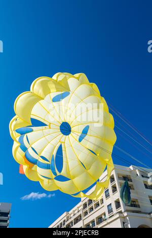 Cancun, Quintana Roo, Mexique, Un parapente jaune dans le ciel bleu Banque D'Images