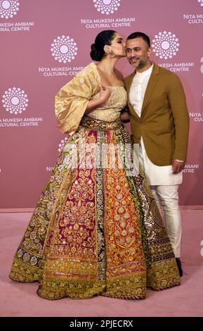 Mumbai, Inde. 01st avril 2023. L'actrice indienne Sonam Kapoor embrasse son mari Anand Ahuja lors d'une séance photo sur le tapis rouge pendant le deuxième jour de l'ouverture du Centre culturel Nita Mukesh Ambani à Mumbai, Inde, 01 avril 2023. (Photo par Indranil Aditya/NurPhoto)0 crédit: NurPhoto SRL/Alay Live News Banque D'Images