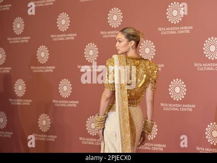 Mumbai, Inde. 01st avril 2023. Le modèle américain Gigi Hadid pose pour une séance photo sur le tapis rouge au cours du deuxième jour de l'ouverture du Centre culturel Nita Mukesh Ambani à Mumbai, Inde, 01 avril 2023. (Photo par Indranil Aditya/NurPhoto)0 crédit: NurPhoto SRL/Alay Live News Banque D'Images