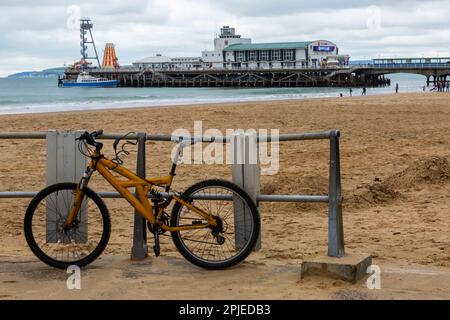 Bournemouth, Dorset, Royaume-Uni. 2nd avril 2023. Temps au Royaume-Uni : frais, mais surtout sec à la plage de Bournemouth. Crédit : Carolyn Jenkins/Alay Live News Banque D'Images