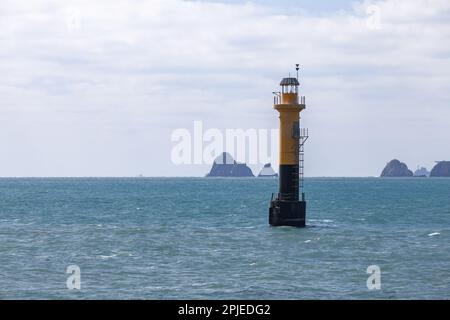 Marque de navigation cardinale sud. Tour de balise jaune noire Banque D'Images