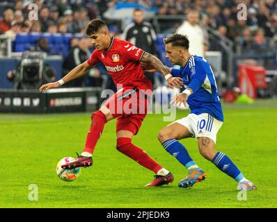 Sports, football, Bundesliga, 2022/2023, FC Schalke 04 contre Bayer 04 Leverkusen 0-3, Veltins Arena Gelsenkirchen, scène du match, Piero Martin Hincapie Reyna (Bayer) Left et Rodrigo Zalazar Martinez (S04), la RÉGLEMENTATION DFL INTERDIT TOUTE UTILISATION DE PHOTOGRAPHIES COMME SÉQUENCES D'IMAGES ET/OU QUASI-VIDÉO Banque D'Images