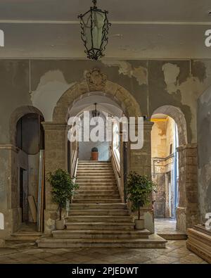 Escalier central de la cour intérieure du bâtiment historique du Palazzo Beneventano Del Bosco sur la Piazza Duomo à Syracuse. Syracuse, Sicile, Banque D'Images